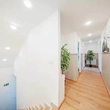The Peak By Home1 Albergue *